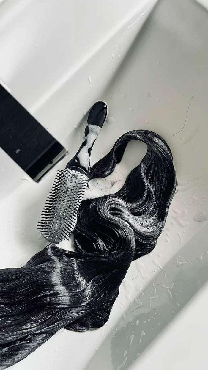 femme qui se fait maquillé 
